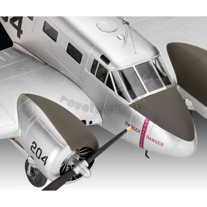 REVELL 1/48 BEECHCRAFT MODEL 18 (03811)