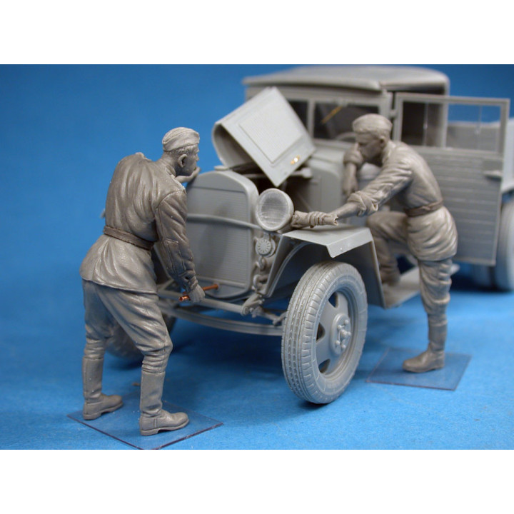 MiniArt 1/35 RED ARMY DRIVERS WW II      (35144)