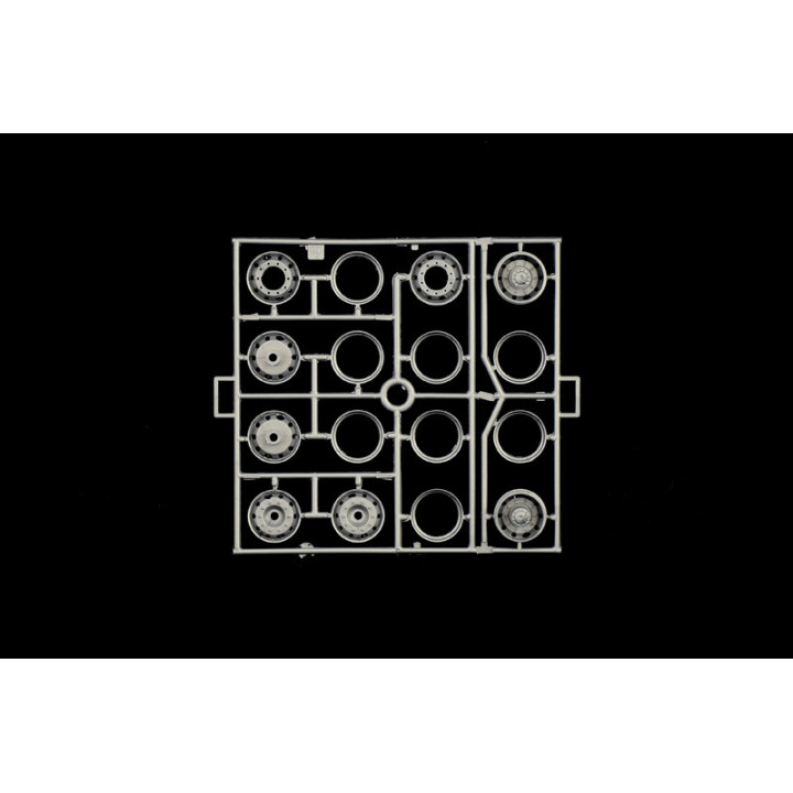 ITALERI 1/24 VOLVO V16 Globetrotter      Canvas (3945)