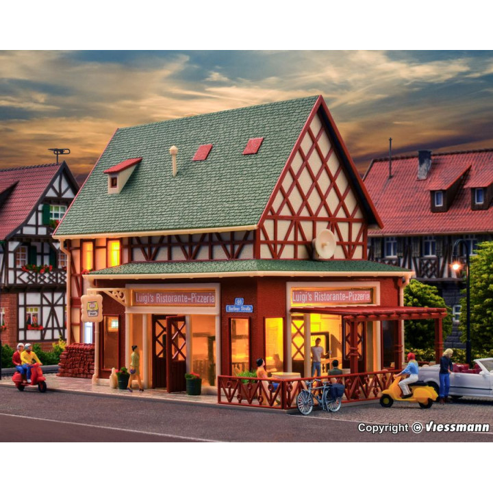 VOLLMER 43681 H0 Pizzeria Luigi s osvětlením, pergolou a příslušenstvím