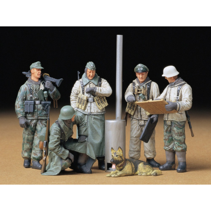 TAMIYA 1/35 GERMAN SOLDIERS AT FIELD     BRIEFING (35212)