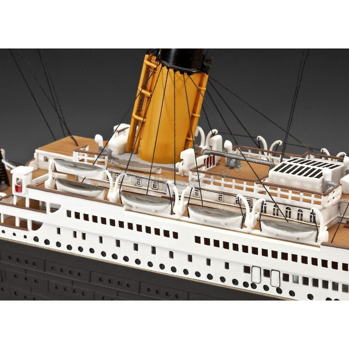 REVELL 1/400 R.M.S. TITANIC - 100 LET (05715)