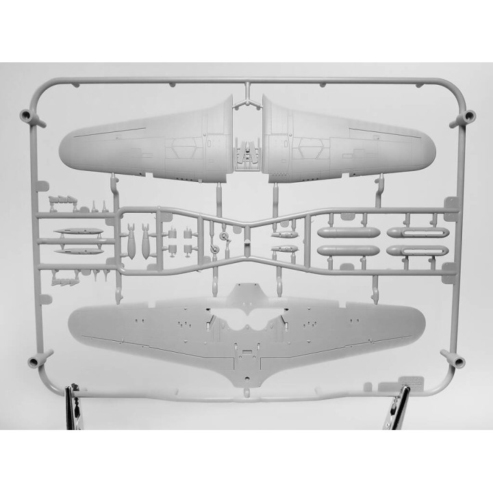 ARMA HOBBY 1/72 HURRICANE MK II B TROP MODEL KIT (70044)