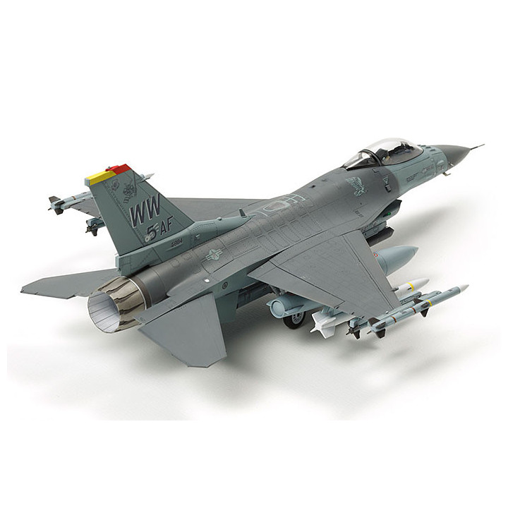 TAMIYA 1/72 LOCKHEED MARTIN F-16CJ FIGHTING FALCON s kompletním vybavením (60788)