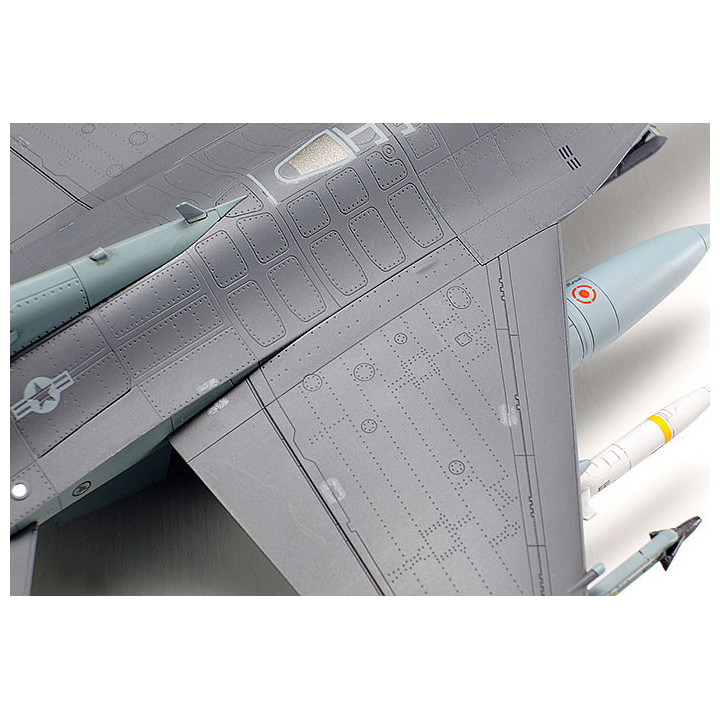 TAMIYA 1/72 LOCKHEED MARTIN F-16CJ FIGHTING FALCON w/FULL EQUIPMENT (60788)