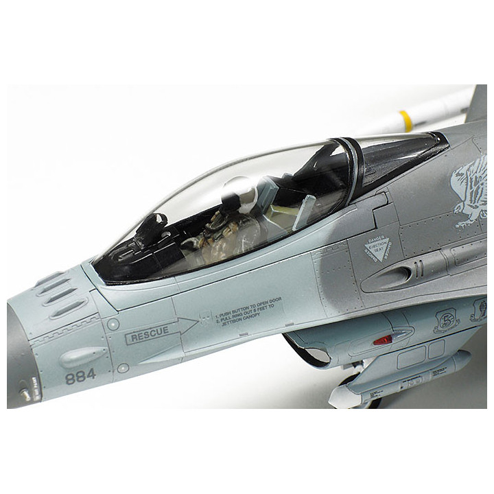 TAMIYA 1/72 LOCKHEED MARTIN F-16CJ FIGHTING FALCON w/FULL EQUIPMENT (60788)
