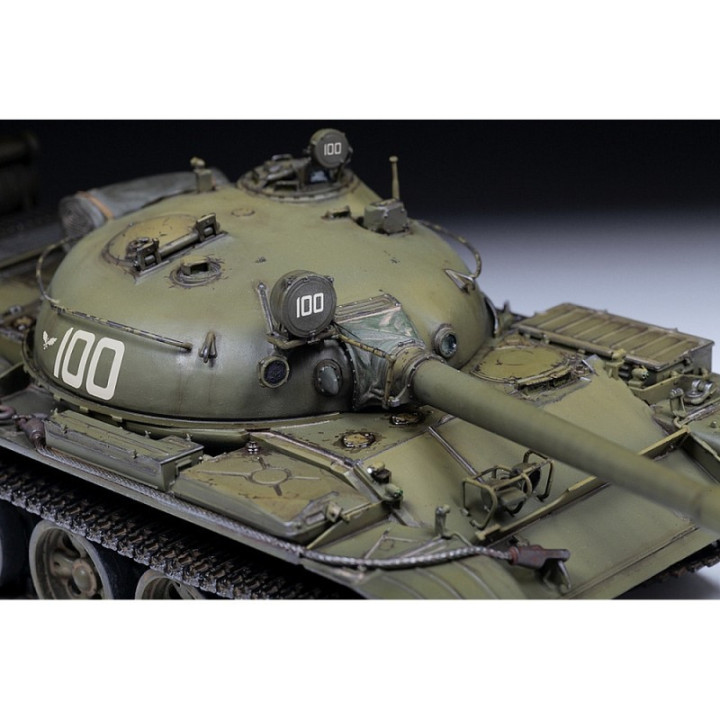 ZVEZDA 1/35 SOVIET MAIN BATTLE TANK (3622)